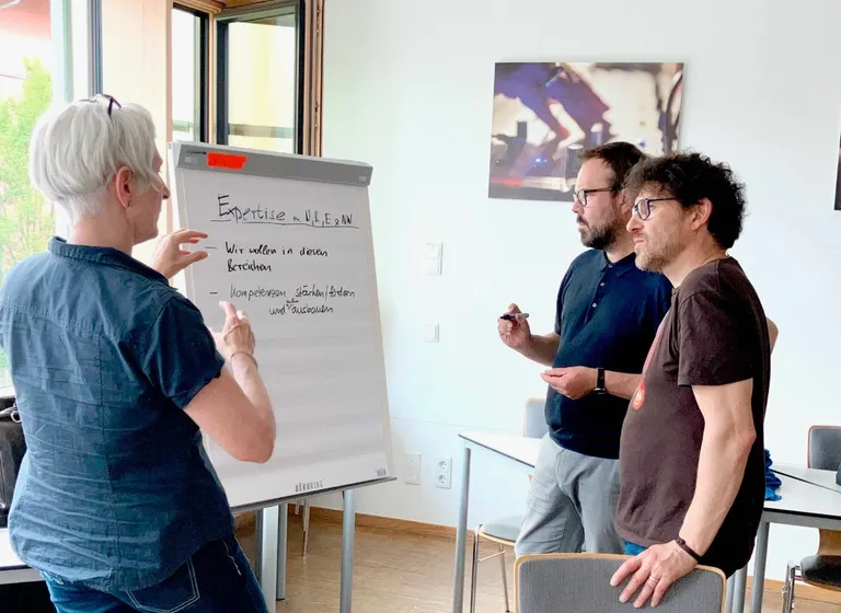 Drei Personen besprechen an einem Flipchart die Fragestellungen der LBV-Umfrage